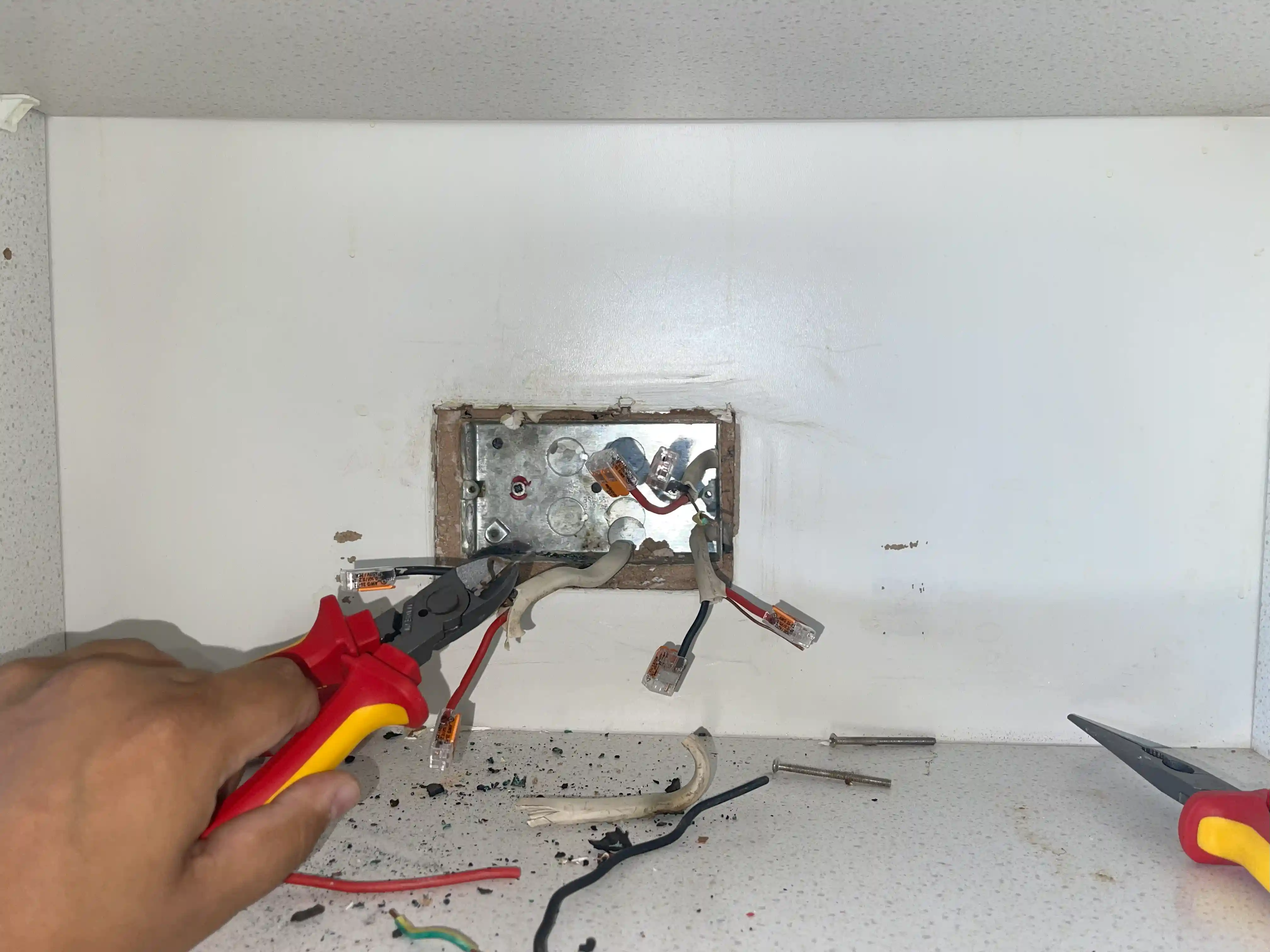 24 Hours Emergency Electrician near Hungerford